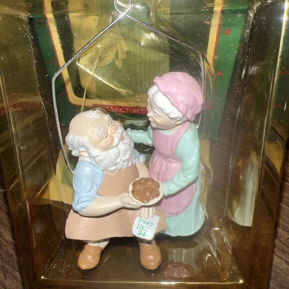 1987 Home Cooking Santa and Mrs Claus Hallmark Ornament - Picture 2 of 4